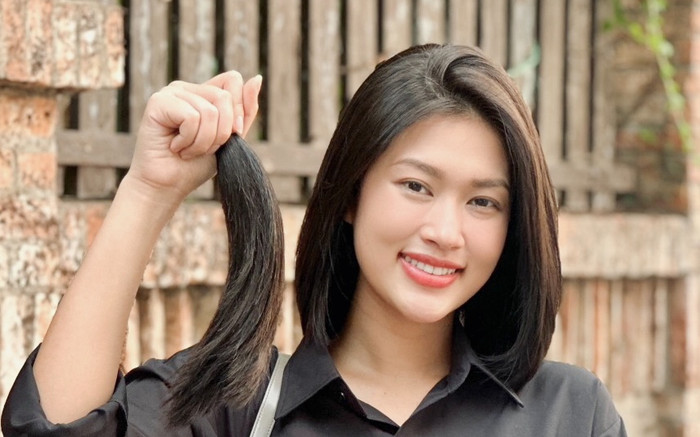 Hoa hậu Đoàn Thiên Ân hiến tóc, tặng hoa cho phụ nữ nhân dịp 8/3 Ảnh 2