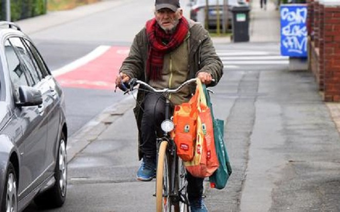 Cụ ông 80 tuổi vẫn lang thang đi nhặt rác, số tài sản 'khủng' trong tay khiến ai cũng giật mình Ảnh 2