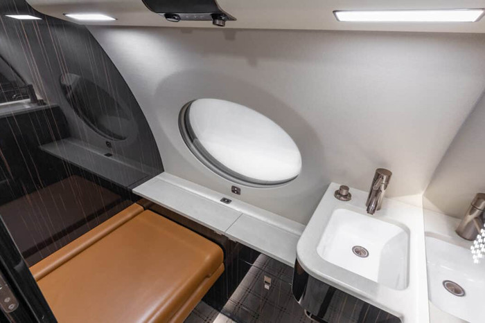 Khu vực nhà vệ sinh cũng được thiết kế sang trọng và nhỏ gọn. Bệ ngồi được bọc da thủ công.