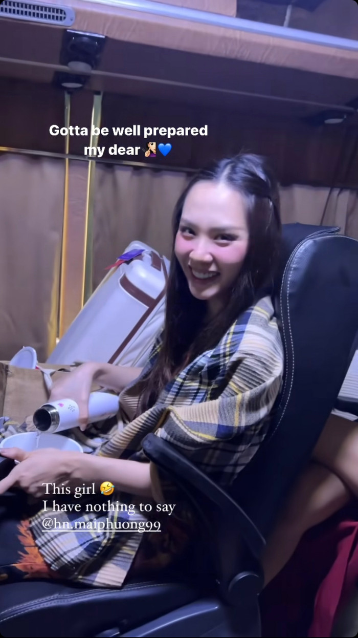 Hoa hậu Mai Phương cười tươi rói khi tranh thủ pha mỳ tôm để ăn trong quá trình di chuyển trên xe. Ảnh: Instagram ohweiqi