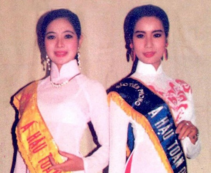 Trịnh Kim Chi (bên phải) dự thi Hoa hậu Việt Nam 1994 và đạt danh hiệu Á hậu 2.