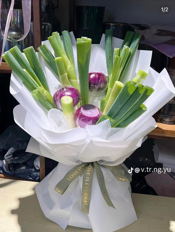 Lần đầu tiên, củ hành tây có trong bó hoa 