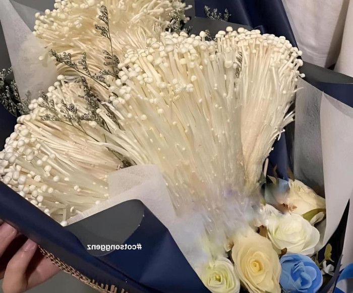 Bạn gái anh này chắc phải thích ăn nấm kim châm và lẩu lắm 