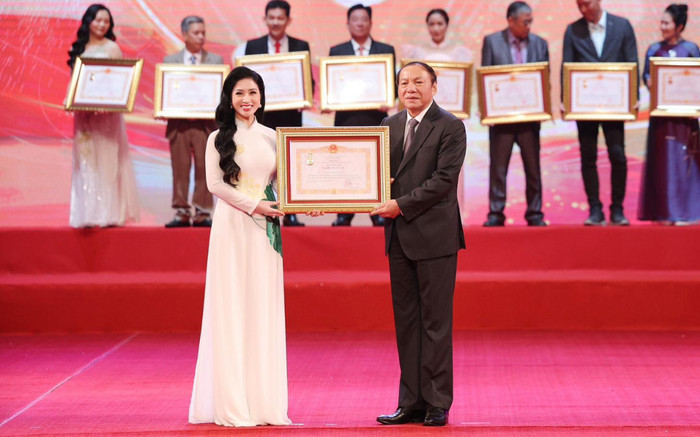 NSƯT Phương Nga: 'Tôi sẽ cố gắng hơn để xứng đáng với danh hiệu được trao tặng' Ảnh 2