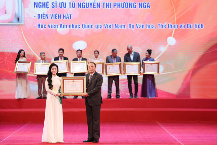Phương Nga tại lễ trao tặng danh hiệu NSND, NSƯT.