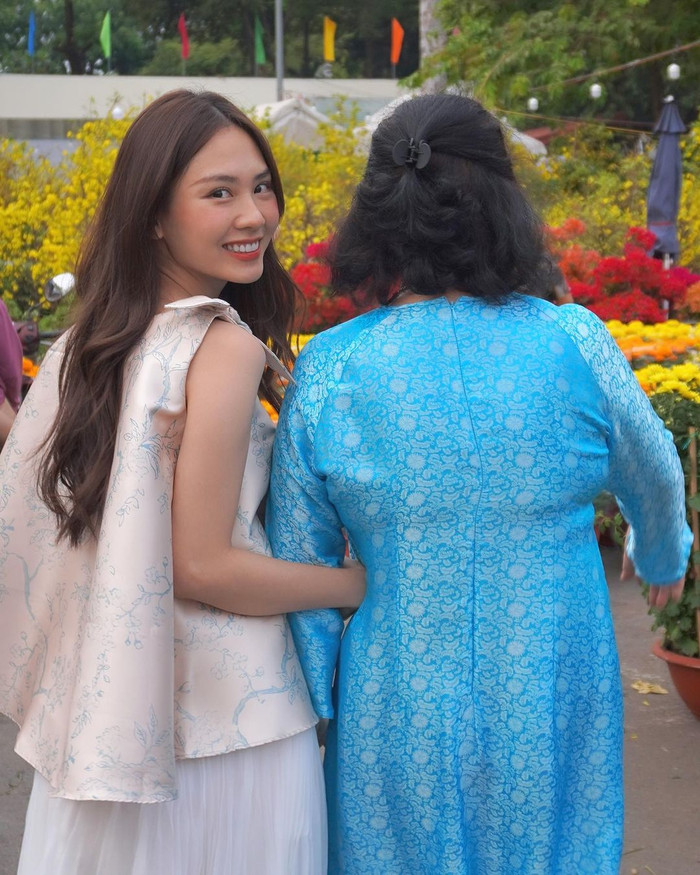 Hoa hậu Mai Phương lộ rõ vẻ hạnh phúc, bình yên trong bức ảnh chụp với mẹ. Ảnh: hn.maiphuong99