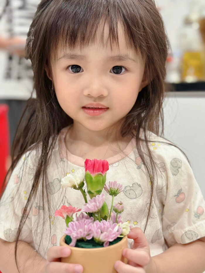 Showbiz 8/3: Sơn Tùng - Bích Phương đối đầu, loạt sao nữ khoe nhan sắc xinh đẹp, 'flex' quà tặng Ảnh 5