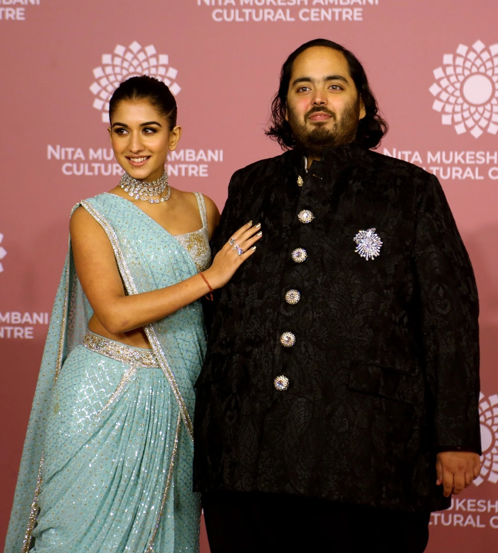 Anant Ambani xuất hiện bên cạnh vợ sắp cưới Radhika Merchant