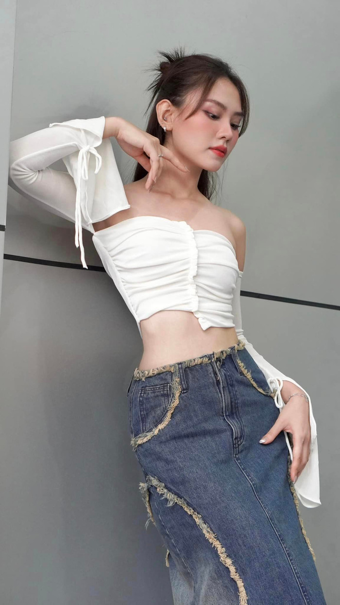 Hoa hậu Mai Phương thường diện đồ tôn dáng, trẻ trung khi đi dạo phố. Ảnh: FBNV