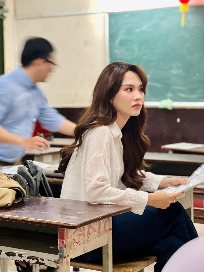 Trong thời gian đầu tiên của nhiệm kỳ, Hoa hậu Mai Phương vẫn tích cực đi học dù bận rộn với lịch trình công việc dày đặc. Ảnh: FBNV