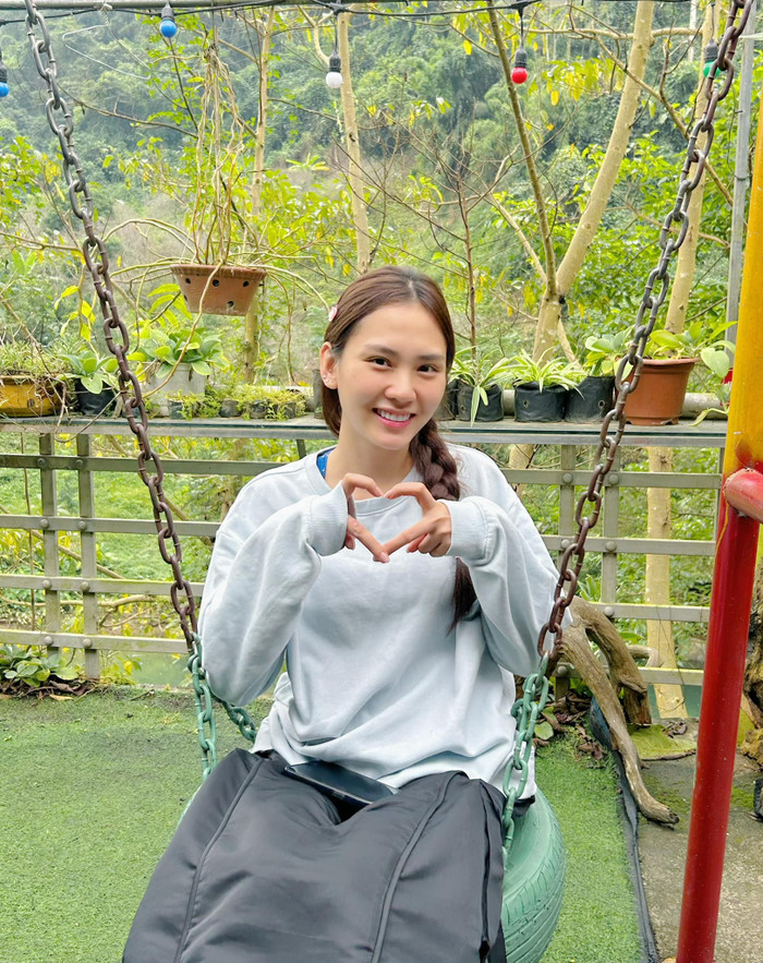 Dù không trang điểm tỉ mỉ, nhưng nhan sắc mộc mạc của Hoa hậu Mai Phương vẫn vô cùng xinh đẹp, ngọt ngào