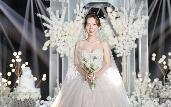 Không gian lễ cưới của Ngọc Anh: Cô dâu lộ diện trước giờ G, không gian phủ kín hoa Ảnh 2