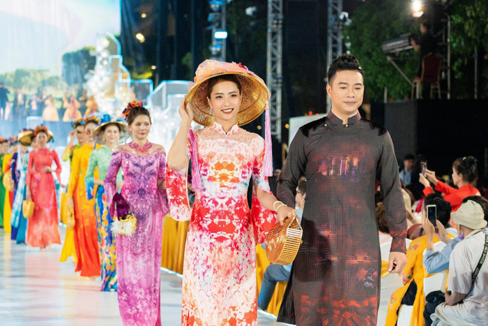 Bộ sưu tập “Lady” của NTK Đỗ Trịnh Hoài Nam được trình diễn tại đêm khai mạc Lễ hội Áo dài TP HCM năm 2024.