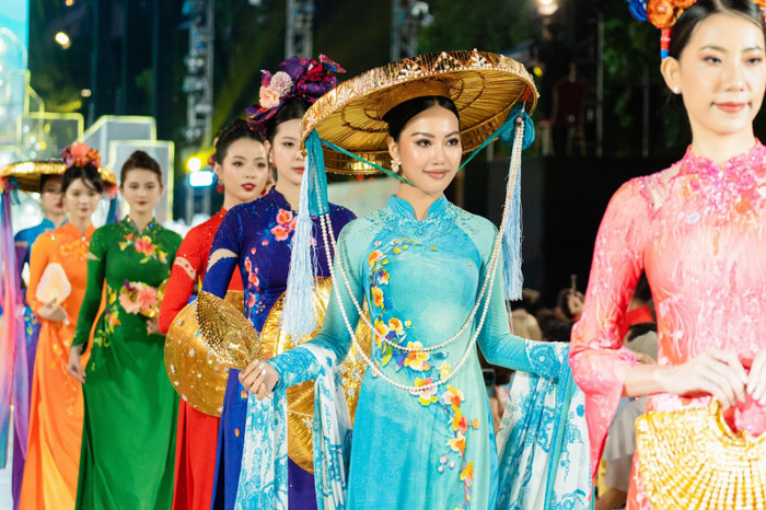 Lễ khai mạc Lễ hội Áo dài TP HCM quy tụ sự tham gia trình diễn các bộ sưu tập áo dài đến từ những nhà thiết kế nổi tiếng.