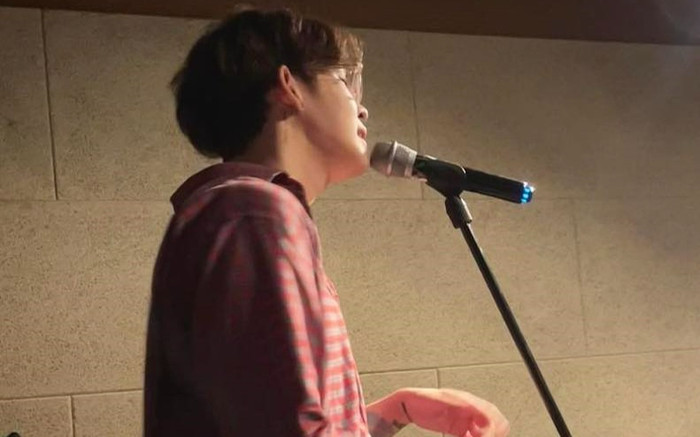 Nam ca sĩ bán nhà bố mẹ để trả nợ, giờ làm thầy giáo dạy học trang trải cuộc sống Ảnh 2