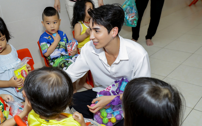 'Búp bê' gốc Việt trong 'RuPaul's Drag Race' về Việt Nam làm thiện nguyện Ảnh 2