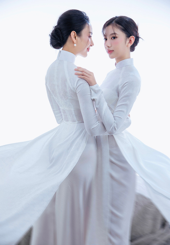 Hoa hậu Ngọc Diễm cùng con gái Chiko.