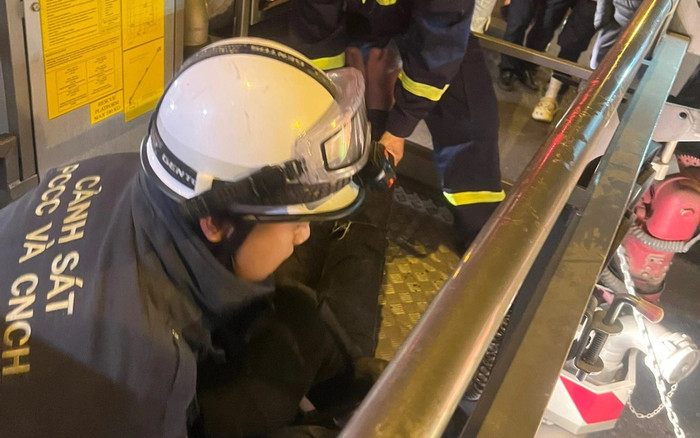 Đêm ngày 8/3, nam thanh niên say rượu trèo lên nóc cầu vượt và cái kết Ảnh 2