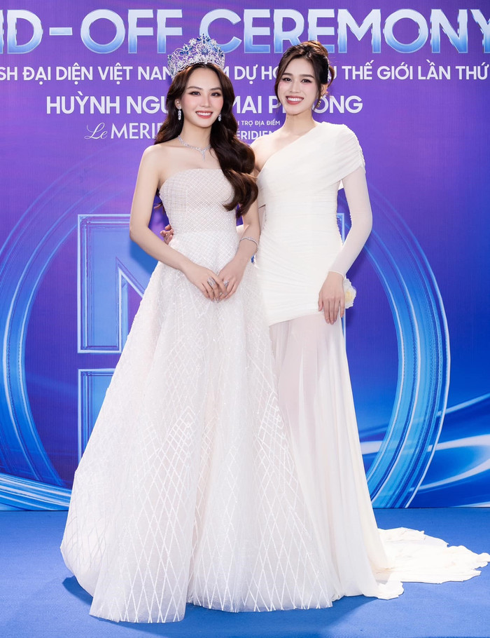 Đỗ Thị Hà sóng vai cùng Huỳnh Nguyễn Mai Phương tại buổi trao sash ra quân thi đấu quốc tế. Ảnh FB: Đỗ Thị Hà