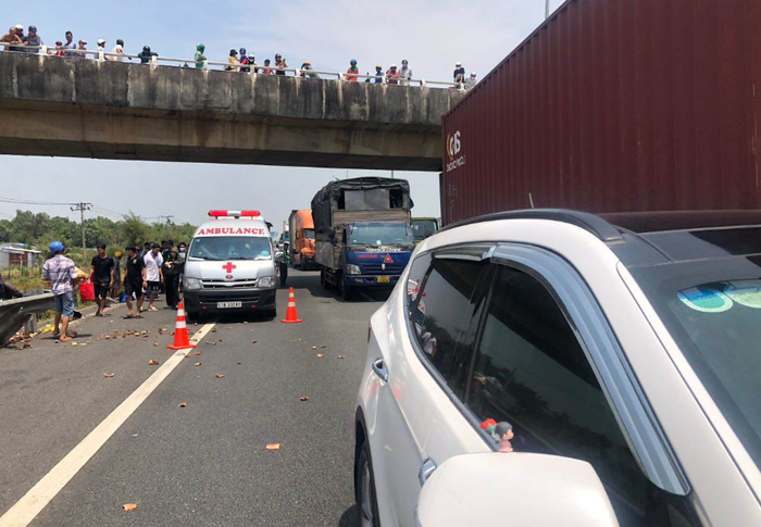 Nhiều người dân hiếu kỳ theo dõi vụ việc. Ảnh: Người đưa tin