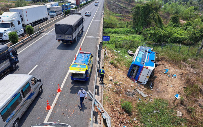 Ô tô chở khách văng khỏi cao tốc TP.HCM - Trung Lương Ảnh 2