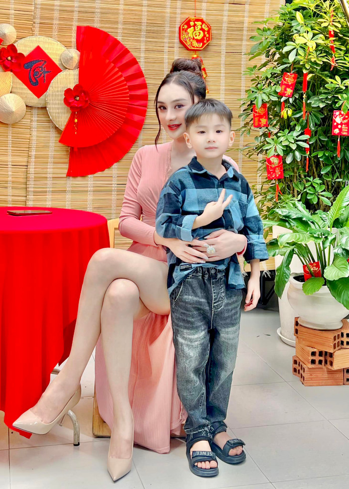 Lâm Khánh Chi và con trai.