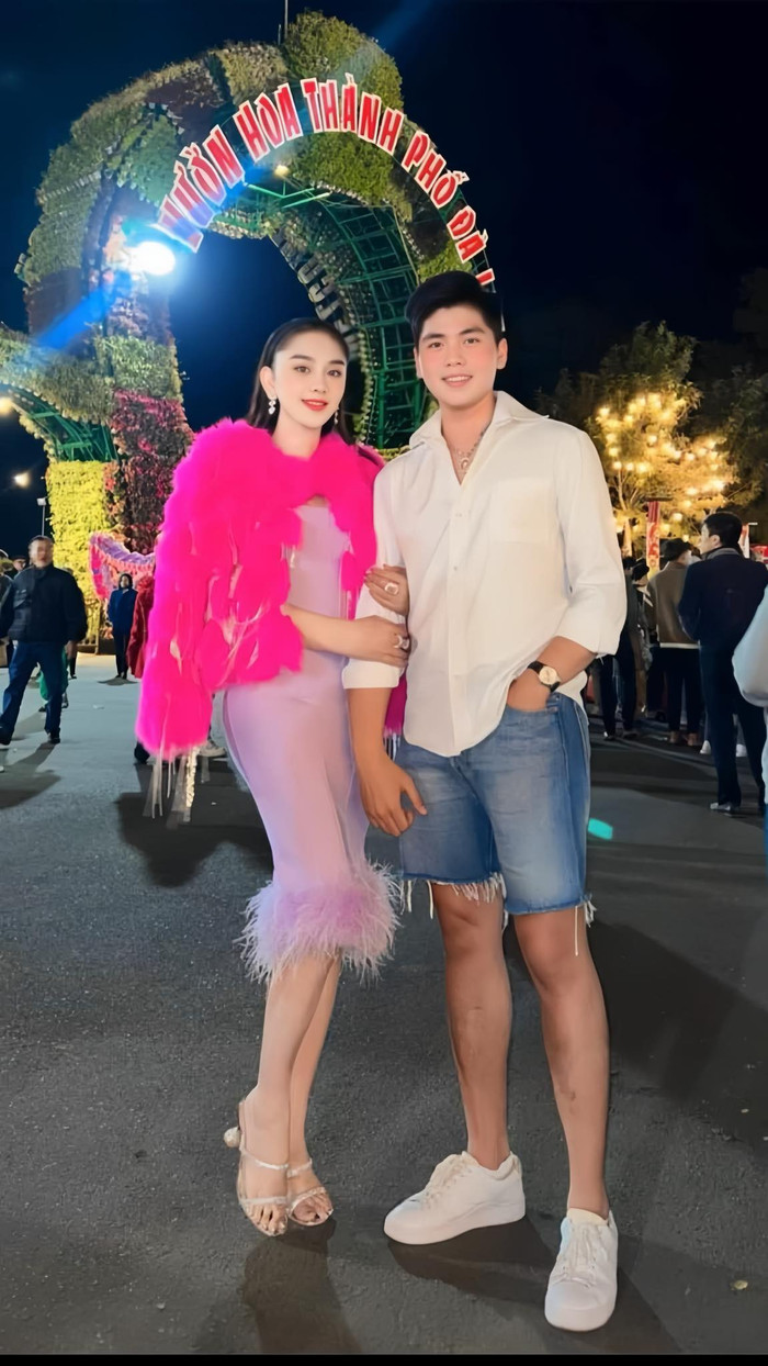 Lâm Khánh Chi và trợ lý đi du lịch Đà Lạt.