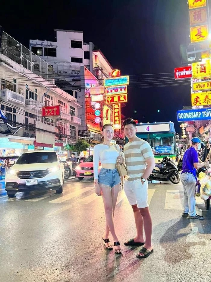 Hồi cuối 2023, Lâm Khánh Chi và trợ lý đi du lịch Thái Lan.