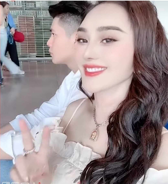 Lâm Khánh Chi quấn quýt bên trợ lý, dấy lên tin đồn hẹn hò.