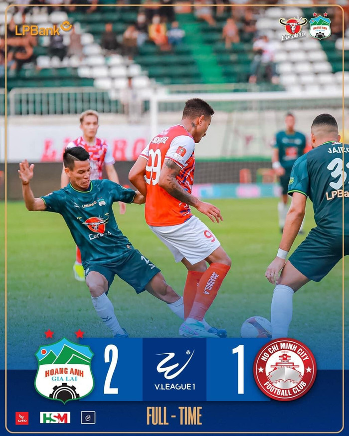 HLV Vũ Tiến Thành đã có trận thắng thứ 2 liên tiếp cùng HAGL. Ba điểm này giúp cho đội bóng phố núi bứt phá trên BXH. Ảnh: HAGL