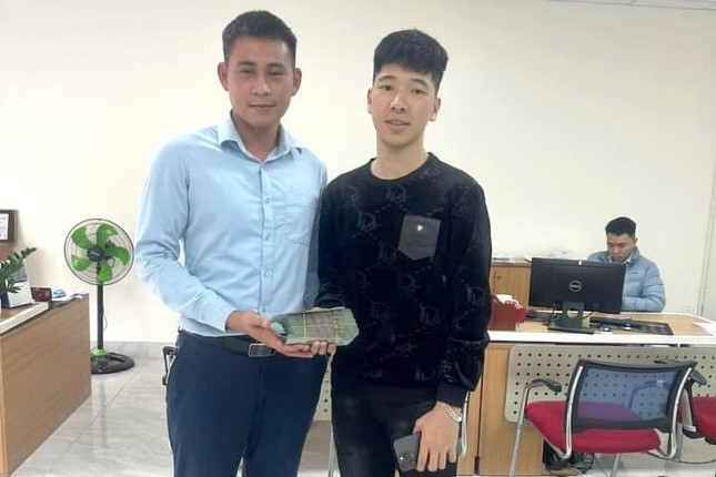 Cao Xuân Phát (áo đen) ra ngân hàng rút tiền chuyển trả lại cho người chuyển nhầm vào tài khoản của mình