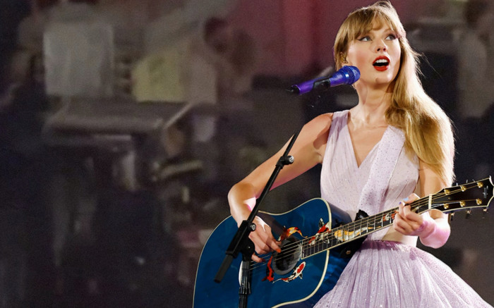 Taylor Swift 'khóa môi' bạn trai cực ngọt ngào sau khi kết thúc The Eras Tour Ảnh 2