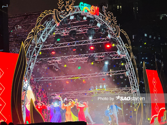 Màn biểu diễn ánh sáng với 300 drone (thiết bị bay không người lái) trong Chương trình “Du lịch Hà Nội chào 2024 - Get on Hanoi 2024” thu hút đông đảo người dân Hà Nội.