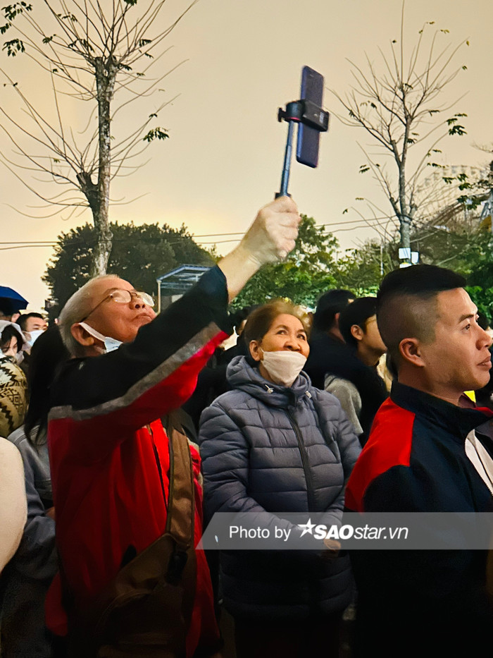 Đông đảo khán giả háo hức đi xem màn biểu diễn ánh sáng trên bầu trời Hồ Tây.