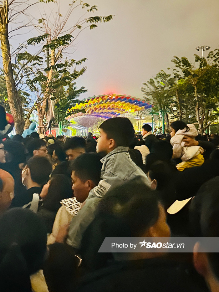 Hàng chục ngàn người đổ về khu vực phố đi bộ Trịnh Công Sơn để sẵn sàng thưởng thức 'bữa tiệc' ánh sáng giữa bầu trời Hồ Tây. Khu vực nào quanh Hồ Tây cũng chật ních người.