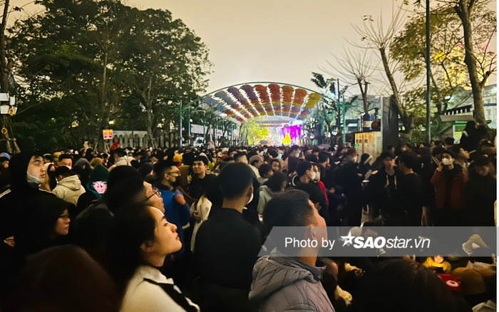 Choáng ngợp 'biển người' chen chân xem màn biểu diễn ánh sáng trên bầu trời Hồ Tây Ảnh 2