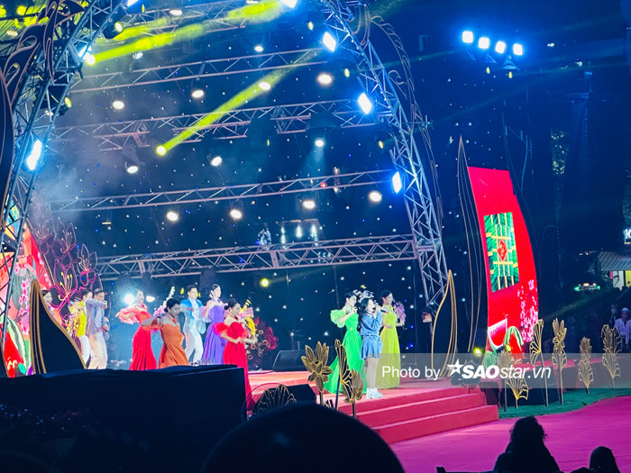 Do dịp Tết nên nhiều bạn trẻ về quê chưa kịp xem, chứng kiến nên hôm nay các bạn dẫn nhau đi để tận hưởng bầu không khí của lễ hội ánh sáng.