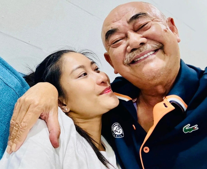 Những ngày qua, dân tình xôn xao nghi vấn NSND Việt Anh đang yêu cô gái trẻ.