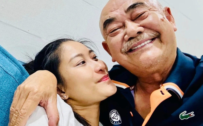Vừa phủ nhận chuyện hẹn hò gái trẻ, NSND Việt Anh có hành động ẩn ý chuyện đang yêu Ảnh 2