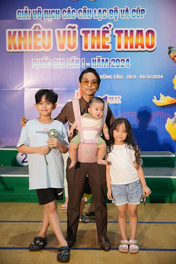 Ở tuổi 31, Phan Hiển đã trở thành bố của ba nhóc tỳ kháu khỉnh, đáng yêu. Ảnh: FBNV