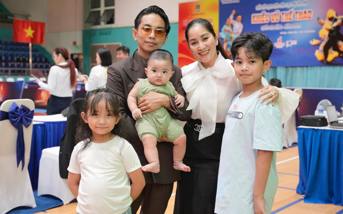 Phan Hiển 'tay bồng, tay bế' chăm con, Khánh Thi vẫn tuyên bố 'giận chồng' Ảnh 2