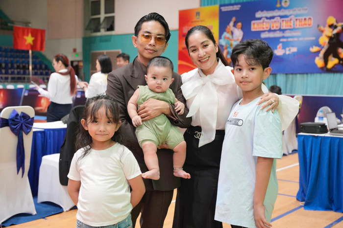 Khánh Thi lộ rõ sự hạnh phúc, ngập tràn niềm vui khi được Phan Hiển đưa các con đến ủng hộ mẹ. Ảnh: FBNV