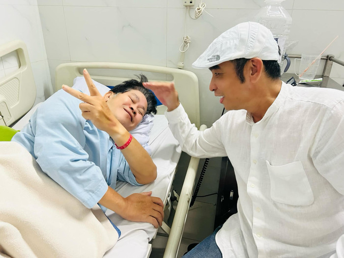 NS Phước Sang hồi phục tốt, tươi tỉnh trên giường bệnh khi có đồng nghiệp vào thăm.