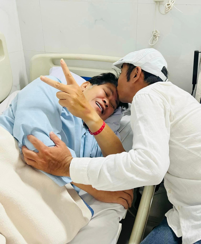 Nhiều nghệ sĩ, khán giả đã yên tâm hơn khi thấy hình ảnh NS Phước Sang hồi phục tốt sau đột quỵ. 