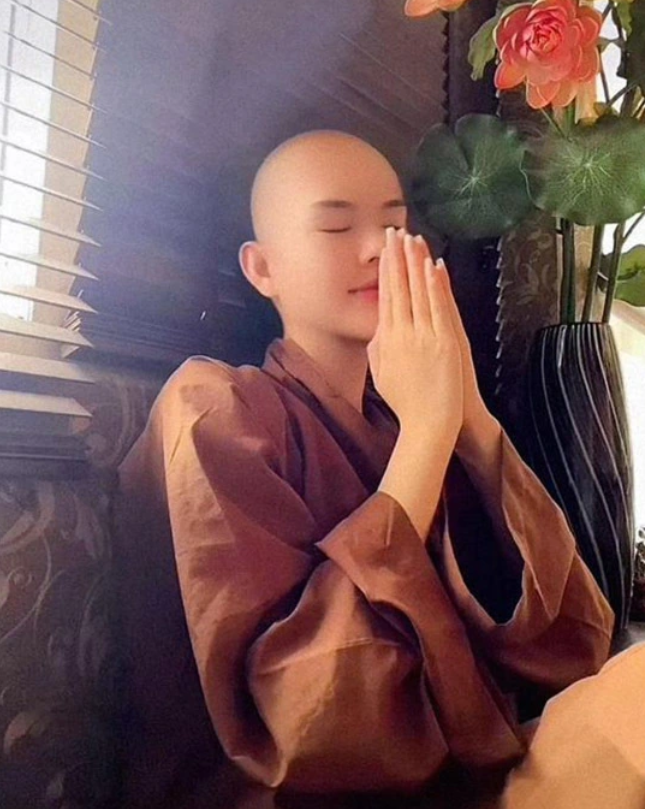 Ngọc Trinh từng xuống tóc đi tu sau ồn ào tình cảm với tình cũ là cầu thủ Liễu Quang Vinh.