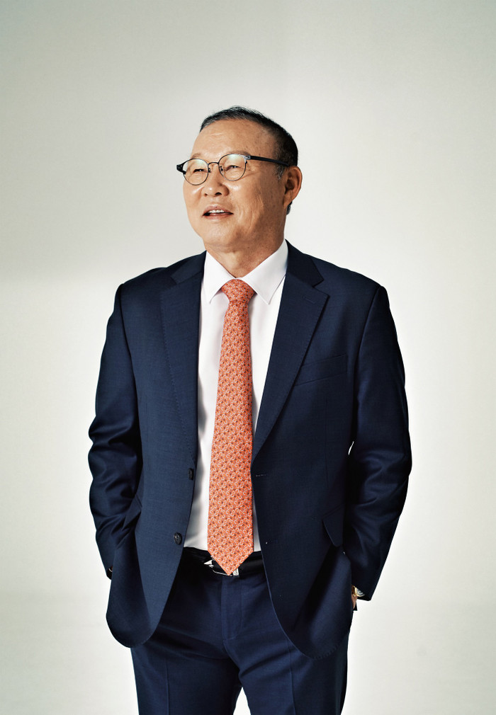 Nhiều diễn đàn bóng đá đã đăng tải tin HLV Park Hang Seo nhận lời VFF dẫn dắt tuyển Việt Nam vào sáng nay. Đây là thông tin không đúng. Ảnh: Park Hang Seo