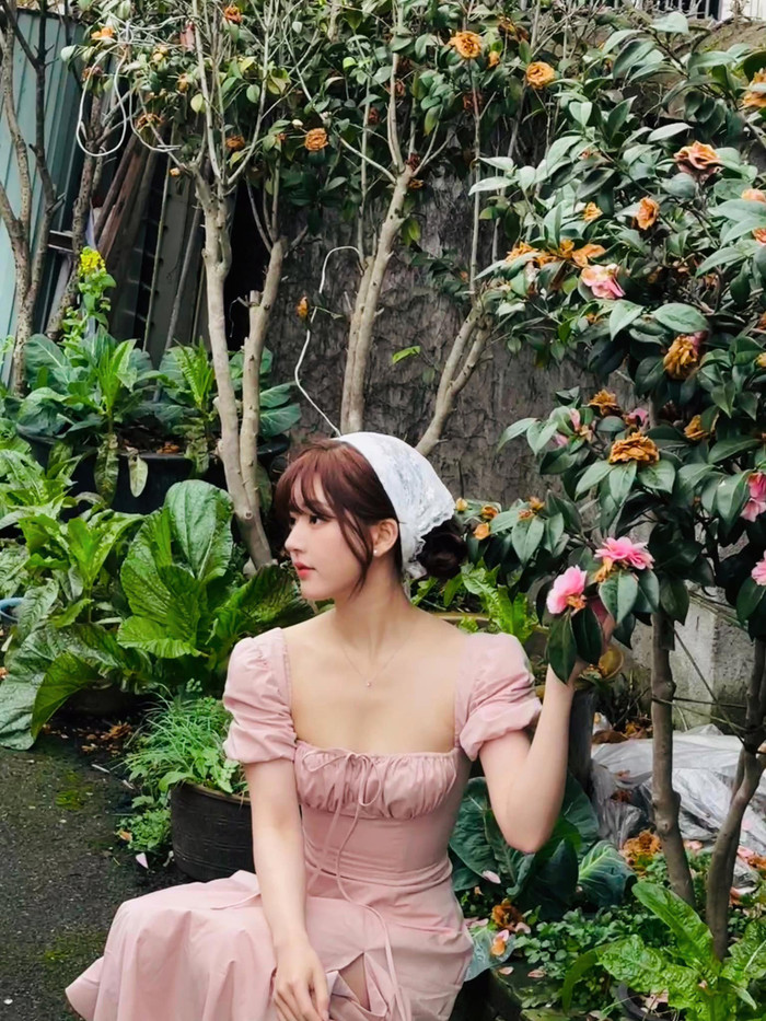 Phong cách thời trang ngày thường của Triệu Lộ Tư lại khá ổn định hơn.
