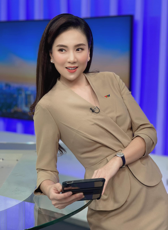 Mai Ngọc sinh năm 1990, đến Hà Nội. Cô được vinh danh là biên tập viên đẹp nhất của đài VTV. Nữ MC sở hữu nhan sắc khả ái với gương mặt trái xoan, đôi mắt to tròn cùng sóng mũi cao thẳng tắp. 