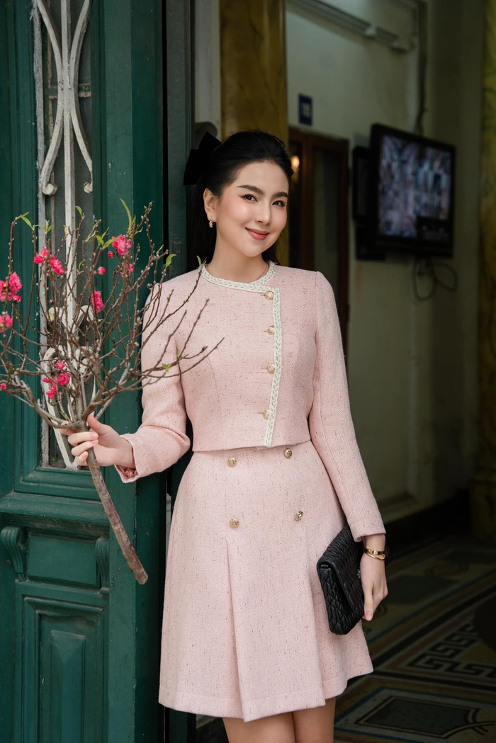 Mai Ngọc chuộng phong cách ăn mặc kín đáo, màu sắc tươi tắn. Do vậy, dù cô đã bước sang tuổi 34 nhưng ngoại hình vẫn được nhiều khán giả khen ngợi trẻ trung. 