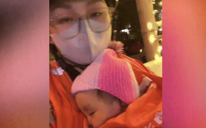 Xót xa nữ shipper cùng con gái 1 tuổi vất vả mưu sinh, hoàn cảnh vô cùng đáng thương Ảnh 2